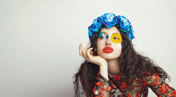 Portré Egy Lány Virágos Koszorú Kreatív Smink — Stock Fotó