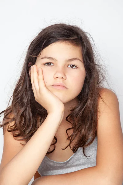 Retrato Niña Posando Sobre Fondo Claro — Foto de Stock