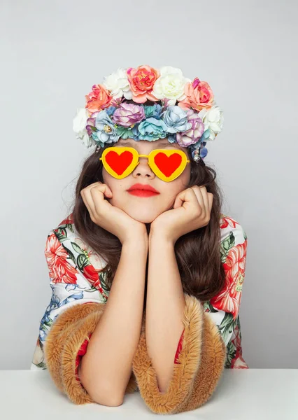 Retrato Menina Com Coroa Flores Óculos Amarelos — Fotografia de Stock