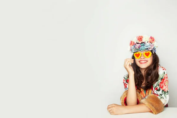 Retrato Menina Com Coroa Flores Óculos Amarelos — Fotografia de Stock