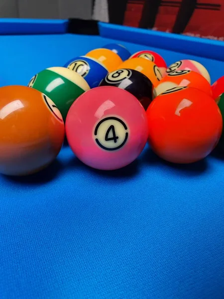 Solide Strepen Poolballen Een Blauwe Achtergrond Bilardballen Blauw Tapijt — Stockfoto