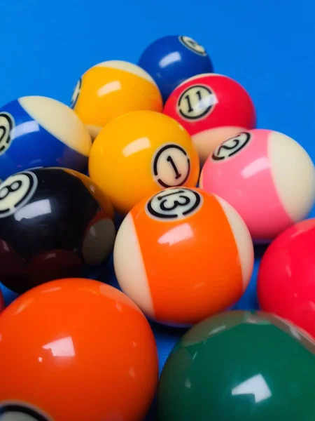 Solide Strepen Poolballen Een Blauwe Achtergrond Bilardballen Blauw Tapijt — Stockfoto