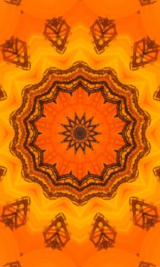 Üçgenlerden oluşan turuncu poligonal kaleydoskop deseni. Origami tarzında gradyanı olan geometrik arkaplan. İşiniz için üçgen tasarım. Dikey resim.