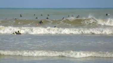 Ligurian sahillerinde profesyonel sörfçü eğitimi