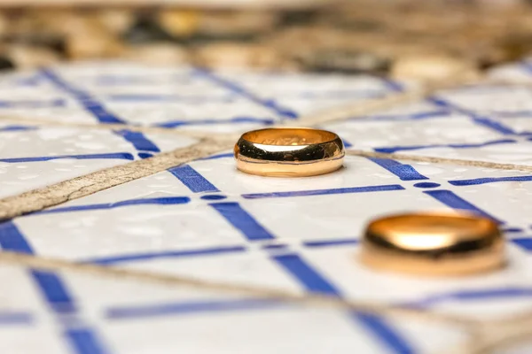 Paire d'anneaux de mariage sur carreaux décorés — Photo