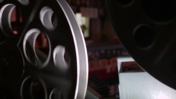 Analógico vintage 35 milímetros projetor de filme — Vídeo de Stock