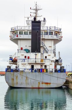 Kargo gemisi Imperia Oneglia limanında.