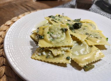 Tereyağı ve adaçayı ile tatlandırılmış ravioli.