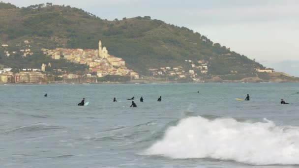 Grupo de formación de surfistas profesionales en el mar de Liguria — Vídeos de Stock