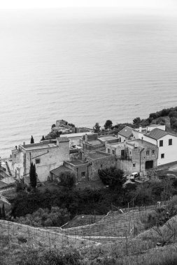 Ligurya 'nın Varigotti kıyılarında antik evler ve kırsal alanlar, siyah-beyaz fotoğrafçılık