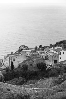 Ligurya 'nın Varigotti kıyılarında antik evler ve kırsal alanlar, siyah-beyaz fotoğrafçılık