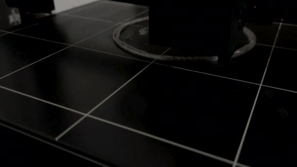 Tilikan atas dari sebuah pencetak 3D yang bergerak — Stok Video