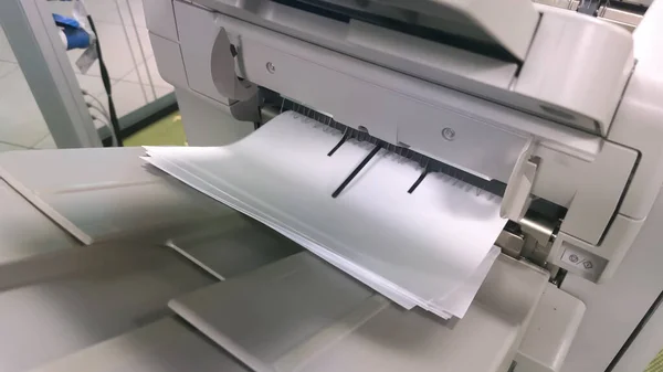 数码打印机在印刷文件时 免版税图库图片