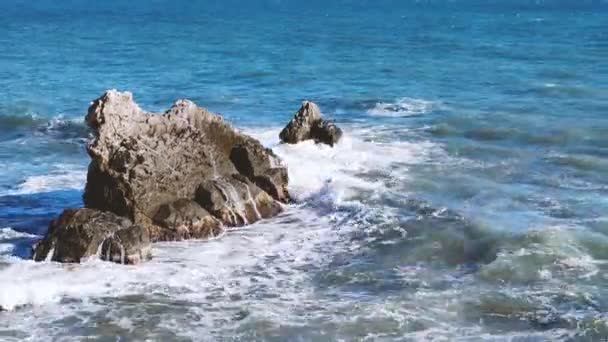A Ligur-tenger hullámai és sziklái — Stock videók