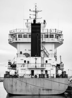 Kargo gemisi Imperia Oneglia ticari limanında demirlemiş.