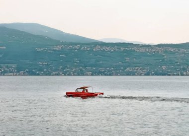 Gölde yüzen kırmızı amfibik araba