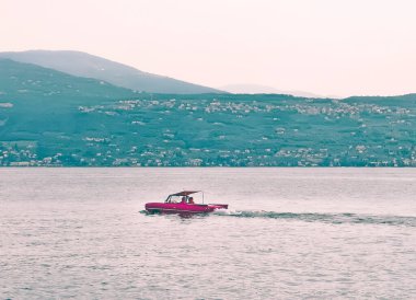 Gölde yüzen kırmızı amfibik araba