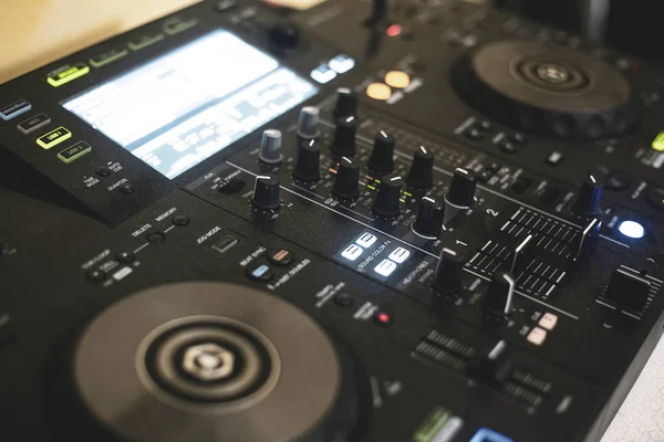 Ovládací panel používaný DJ k mísení živé hudby — Stock fotografie