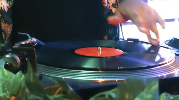 Dj with 45 rpm discs live scratch — 图库视频影像