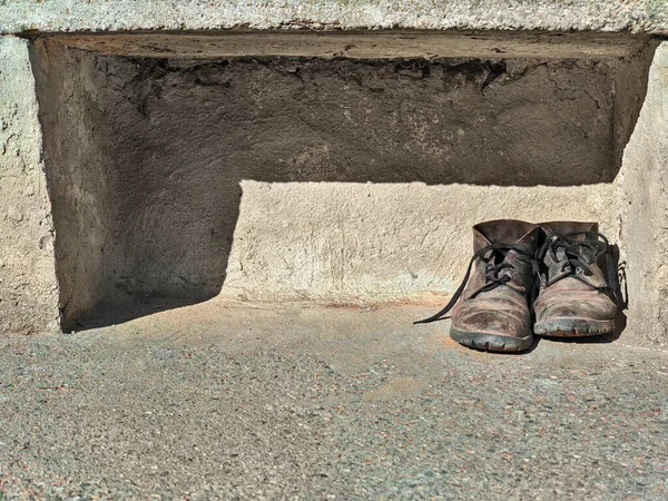 Botas de trabalho velhas usadas para trabalhar — Fotografia de Stock