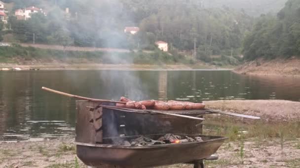 Смажене м'ясо, приготоване на річці — стокове відео