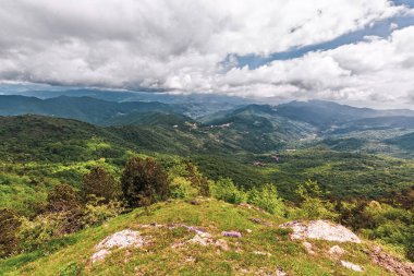 Yeşil vadileri ve Ligurian iç kesimlerinde bulutlu gökyüzü olan Pizzo Evigno 'nun dağ manzarası. Bozulmamış doğa ve panoramik görünüm.