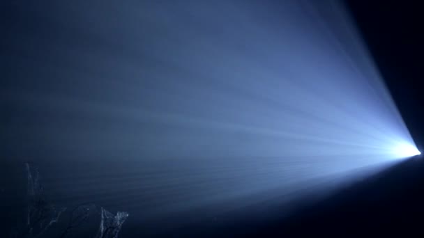Белый луч света от проектора на черном фоне — стоковое видео