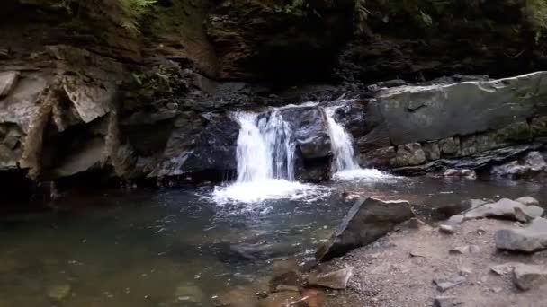Mały wodospad w górach — Wideo stockowe