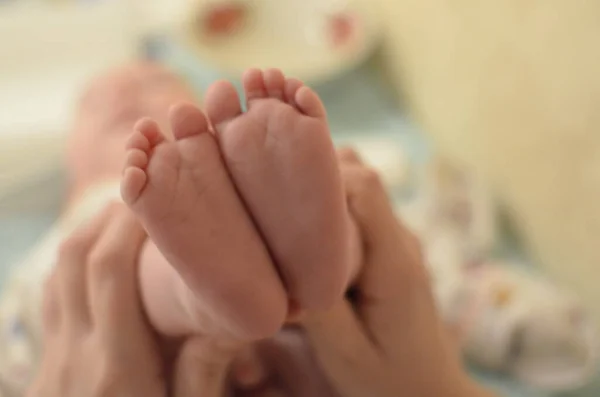 Pies Bebé Recién Nacido Las Manos Mamá Foto Alta Calidad — Foto de Stock