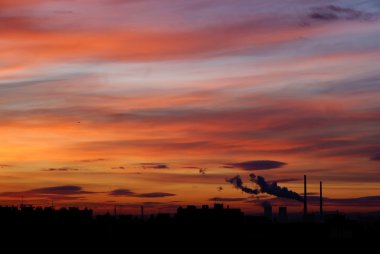 bulutlar ile muhteşem çok renkli gündoğumu