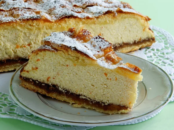 Bolo de queijo com engarrafamento como sobremesa saborosa — Fotografia de Stock