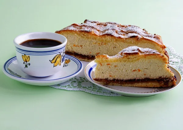 Bolo de queijo com engarrafamento como sobremesa saborosa — Fotografia de Stock