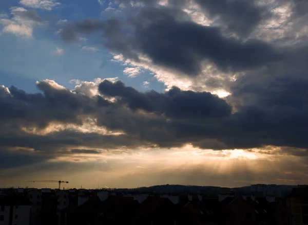 Stürmische Wolken und Sonnenuntergang — Stockfoto