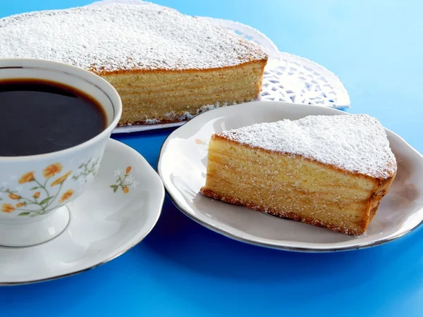 Smakelijke biscuit laag-cake met amandelen — Stockfoto