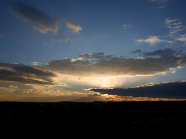 Захід сонця з різнокольоровим світлом і хмарами — стокове фото