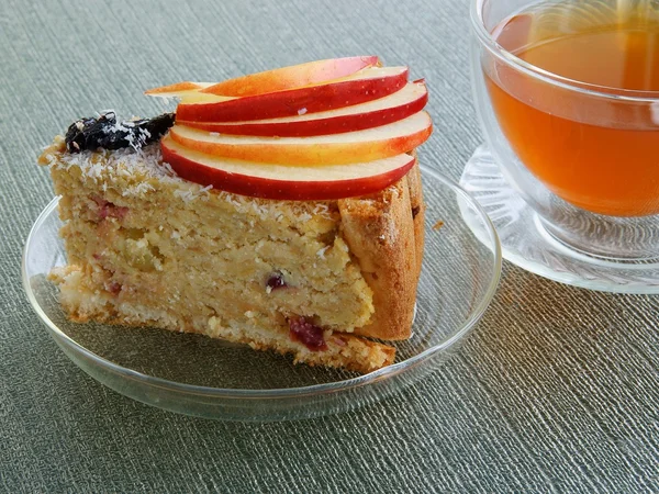 Kokos kaka med äpplen som välsmakande efterrätt — Stockfoto