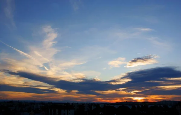 Vielfarbige Wolken Des Himmels Bei Sonnenuntergang — Stockfoto