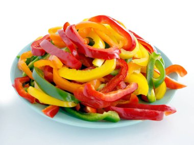 Çeşitli renkte tatlı biberler kapanıyor.