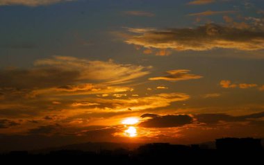 Akşam günbatımı çok renkli parlak bir fenomen olarak 