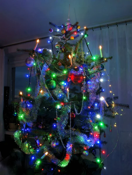 クリスマスツリーの飾りとしての華やかで多色のガラス玉 — ストック写真
