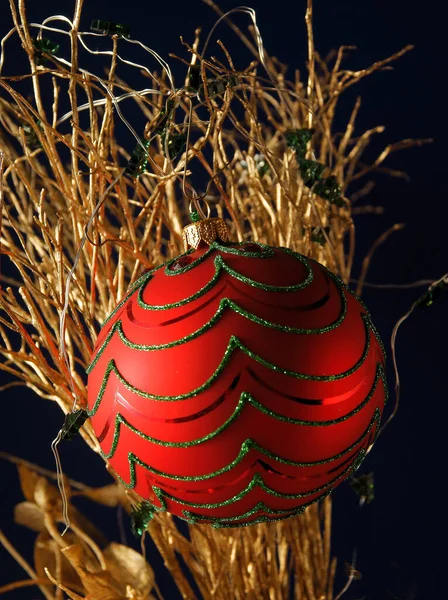 クリスマスツリーの装飾として様々な鮮やかなガラス玉 — ストック写真