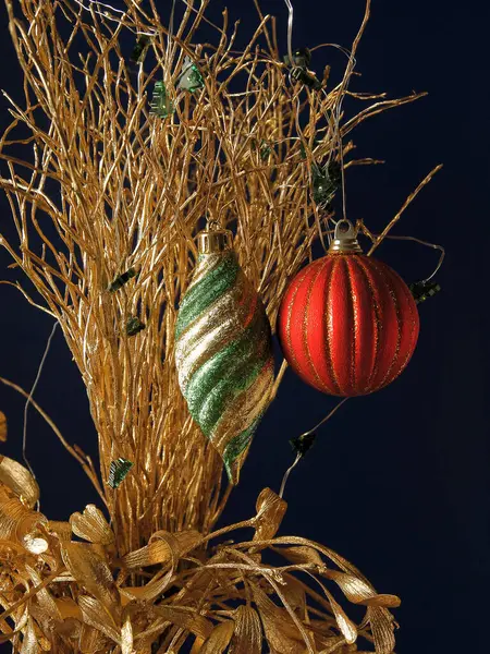 各种彩色玻璃球 如圣诞树或树名 — 图库照片