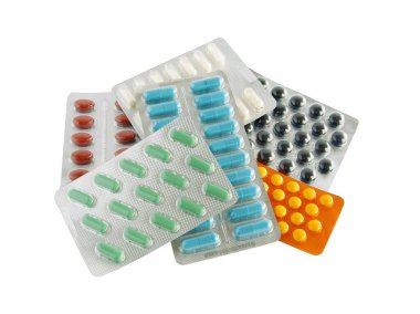 Sağlık için kabarcıklarda çeşitli çok renkli haplar ve kapsüller