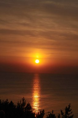 Günbatımında çok renkli, güzel gökyüzü ve bulutları izle 