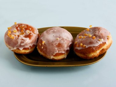 Lezzetli, taze, sadece ılık buzlu çörekler.