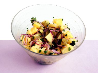 Patatesle soğan ve diğer sebzeleri lezzetli salata olarak pişirdim.