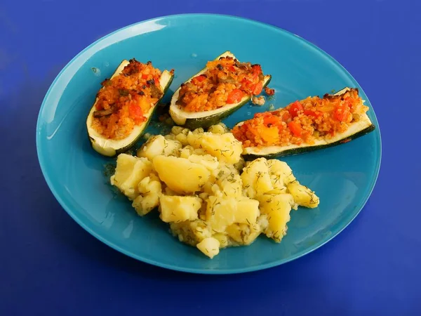 Zucchinier Fyllda Och Potatis Som Vegetariskt Lunchmål — Stockfoto