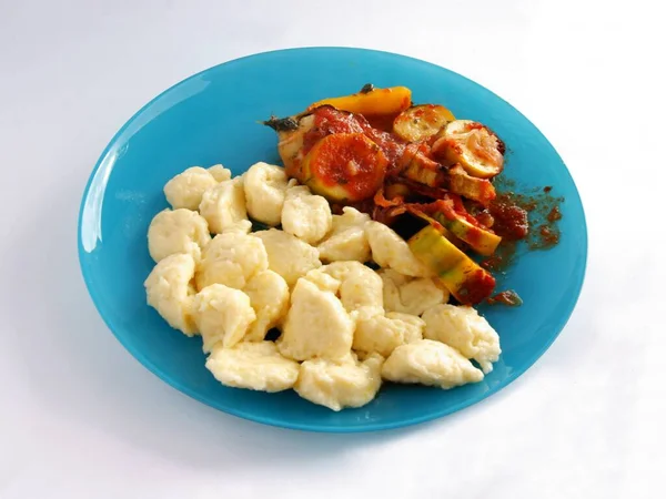麺も焼き野菜もおいしいベジタリアン料理 — ストック写真