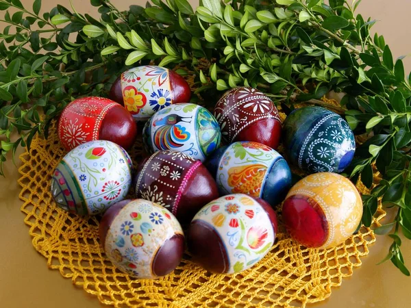 Decoración Tradicional Pascua Con Cordero Huevos Plantas Verdes — Foto de Stock