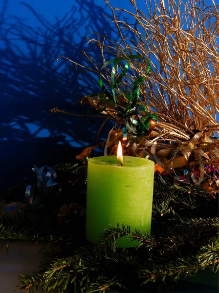点着的绿色蜡烛和圣诞装饰品关门了 — 图库照片